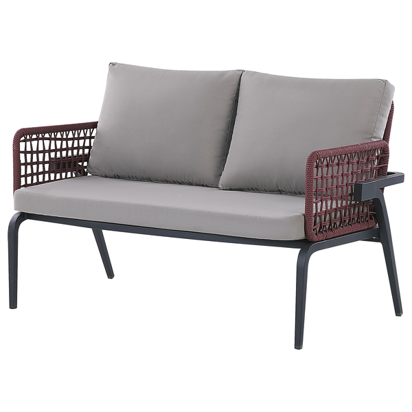 Zweisitziges Gartensofa mit Metallrahmen und geflochtenen Armlehnen inklusive Sitz- und Rückenkissen für den Außenbereich.