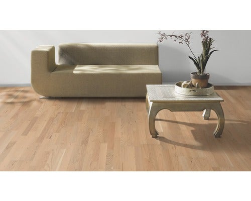 Heller Holzboden in einem Wohnzimmer mit Sofa und Tisch.