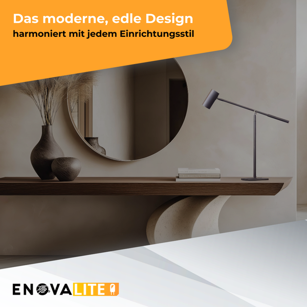 Dekoratives Interieur mit Tischleuchte, Spiegel und Vasen auf einem Tisch