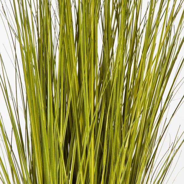 Künstliches Ziergras mit schmalen, aufrecht stehenden Halmen aus Kunststoff.