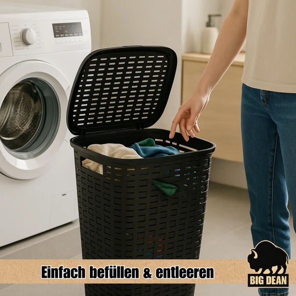 Wäschekorb aus Kunststoff mit Wäsche und geöffnetem Deckel neben einer Waschmaschine