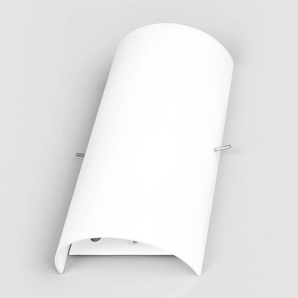 Weiße Wandleuchte mit gewölbtem Schirm und minimalistischem Design für den Innenbereich.