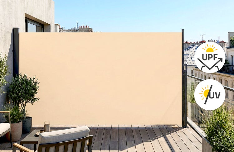 Ausziehbare Seitenmarkise auf einer Terrasse als Sichtschutz und Sonnenschutz mit UV-Schutz und hohem Lichtschutzfaktor.
