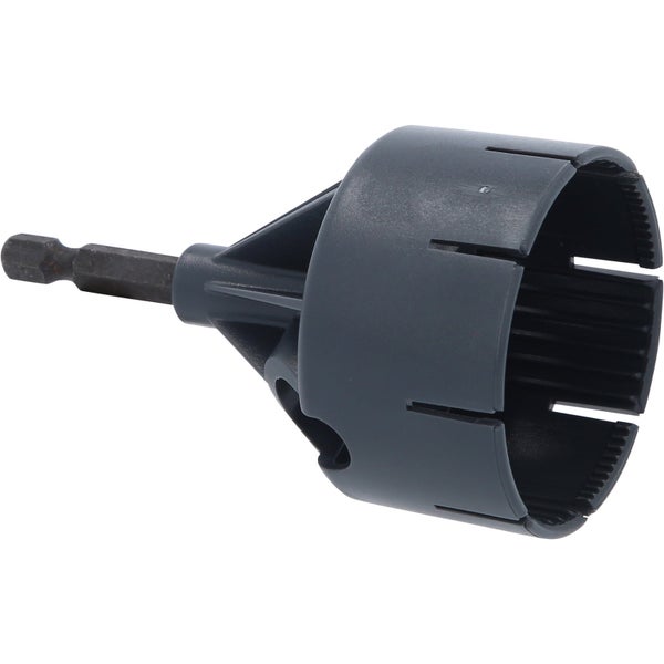 Kollage von vier Gartenhäusern aus Holz mit verschiedenen Designs und Stilen.