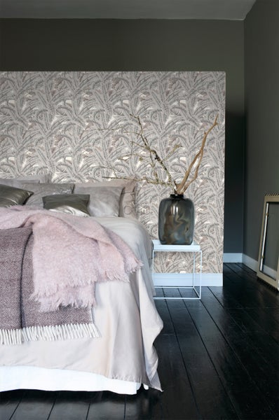 Schlafzimmer mit Bett, gemusterter Tapete und Nachttisch