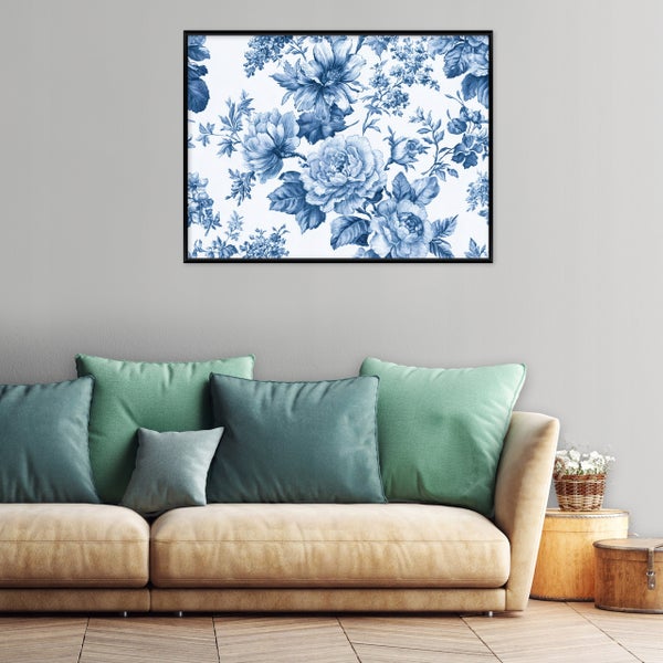 Gerahmtes Wandbild mit Blumenmuster über einem Sofa mit Kissen in einem Wohnzimmer