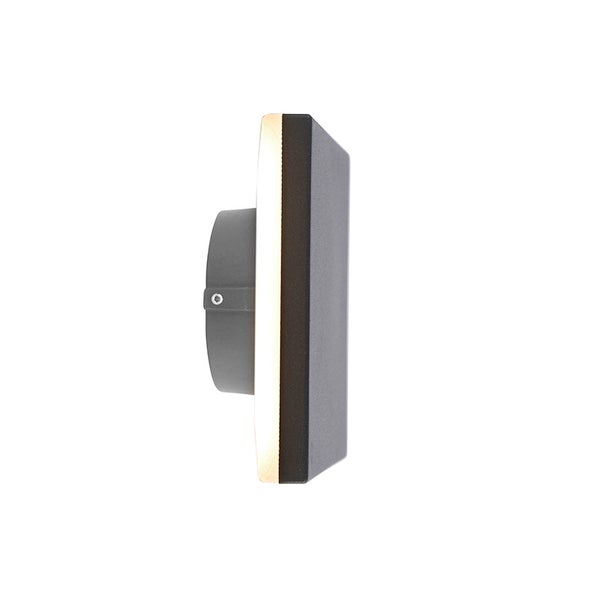 Seitenansicht einer quadratischen Außenwandleuchte aus anthrazitfarbenem Metall mit seitlichem Lichtaustritt.