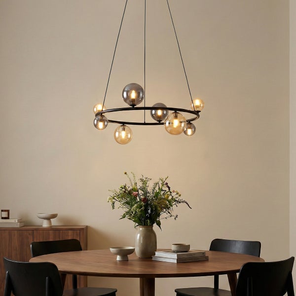 Hängeleuchte mit runden Glaslampenschirmen über einem Esstisch mit Blumen