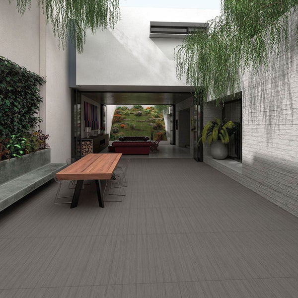 Moderne Terrasse mit grossformatigen Terrassenplatten in Holzoptik vor einem offenen Wohnbereich mit Essplatz und Blick in den Garten.