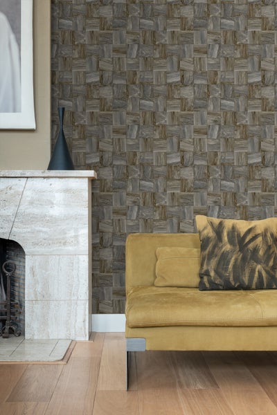 Wohnzimmer mit Kamin, Sofa und Wandgestaltung in Holzoptik