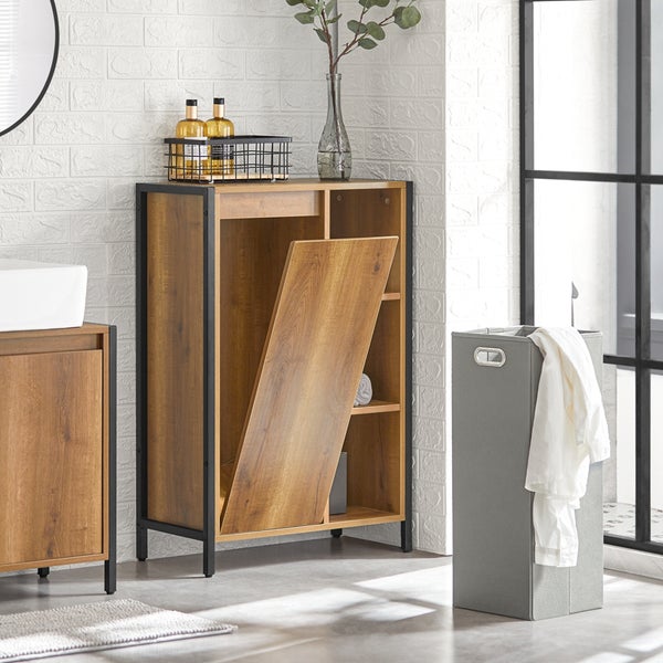 Badezimmer mit Holzschrank und Wäschekorb