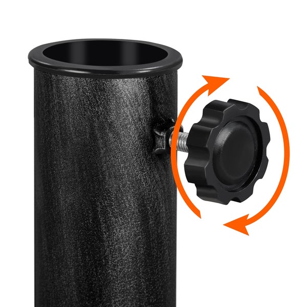 Detailaufnahme eines Sonnenschirmständers mit Feststellschraube zur Befestigung des Schirms