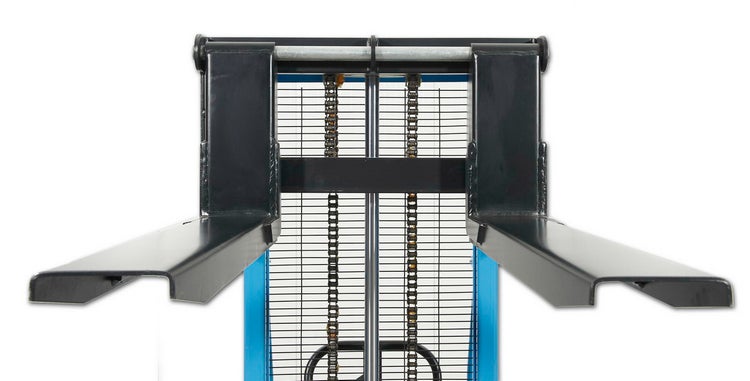 Detailaufnahme der Hubgabeln und des Mastes eines Hochhubwagens mit Stahlketten und Schutzgitter.