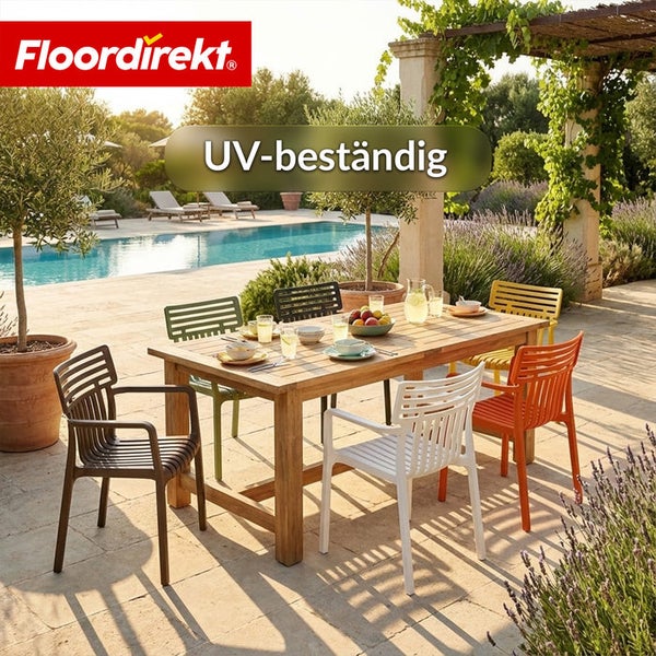 Terrasse mit Holztisch und farbigen Stühlen neben einem Pool. UV-beständig.