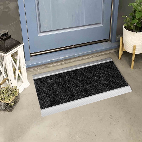 Fußmatte mit Aluminiumrahmen vor einer Haustür