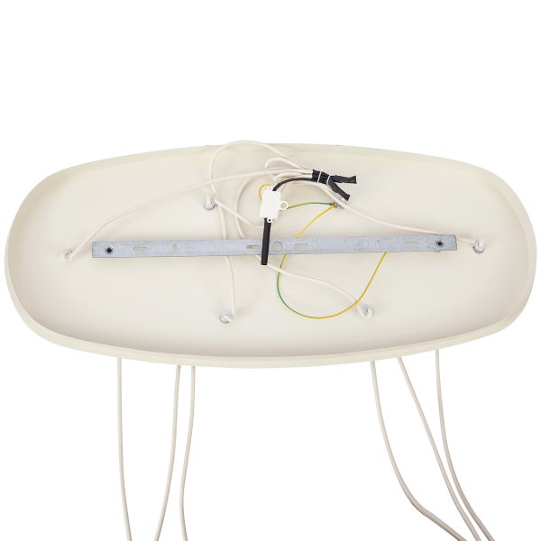 Detailansicht einer Deckenleuchte mit Kabeln und Montagevorrichtung.