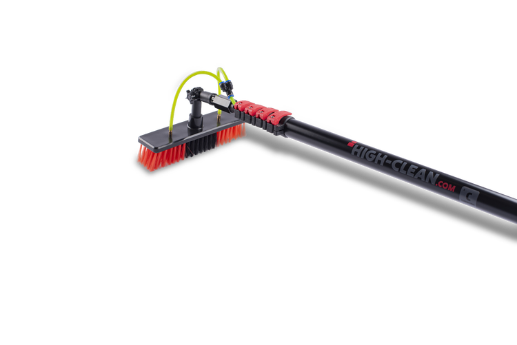 Teleskopstange von High-Clean mit wasserführender Bürste für die Reinigung von Fenstern oder Solaranlagen.