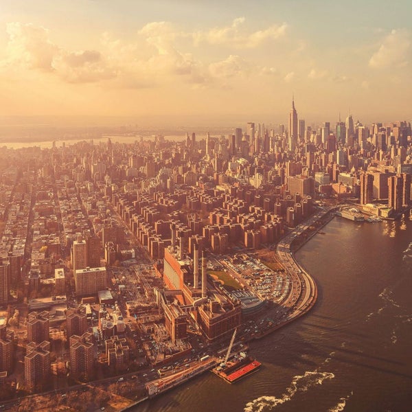 Luftaufnahme von New York City mit Wolkenkratzern und Gewässer