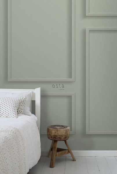 Helles Schlafzimmer mit Bett, Nachttisch und Wandpaneelen