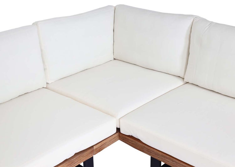 Eckteil einer Gartenlounge aus Holz mit hellen Sitz- und Rückenkissen.