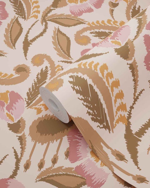 Tapetenrolle mit großformatigem Ikat-Blumenmuster und Blättern in Ocker, Rosa und Braun.