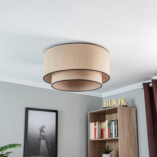 Zwei Stoffvorhänge mit Ösenaufhängung an einer Gardinenstange