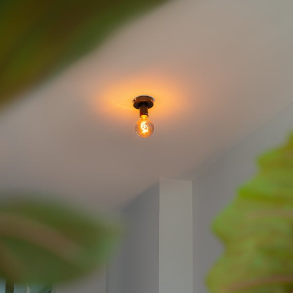 Deckenleuchte mit Edison Glühbirne an einer Zimmerdecke