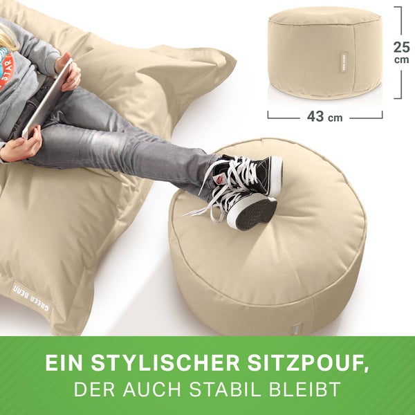 Gartensitzgruppe mit Tisch, Bank und Stühlen im Garten, eine Person öffnet eine Flasche Wein