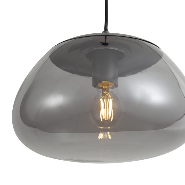 Moderne Pendelleuchte mit halbkugelförmigem Glasschirm und sichtbarem Leuchtmittel.