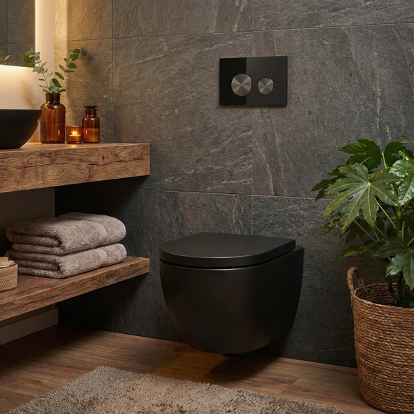 Modernes Badezimmer mit hängender Toilette, Waschbecken und Holzelementen