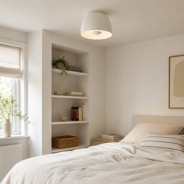 Moderne Deckenleuchte in Kuppelform montiert in einem hellen, minimalistisch eingerichteten Schlafzimmer mit Bett und Einbauregal.