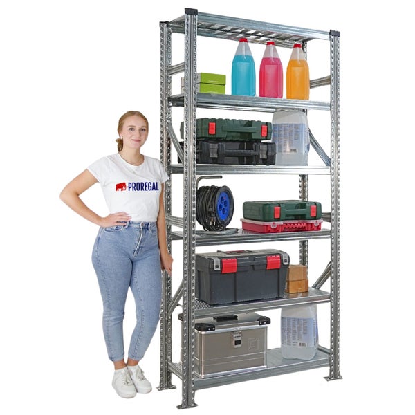 Regal mit Werkzeugkisten, Kabeltrommel und Reinigungsflaschen