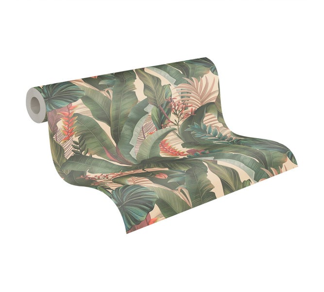 Einrichtung eines Esszimmers mit Holztisch, Stühlen, Sideboard und Wandtapete mit Pflanzenmuster.