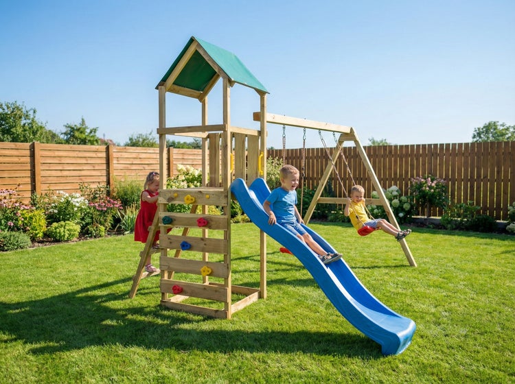 Spielturm aus Holz mit blauer Rutsche, Schaukel und Kletterwand in einem hellen Garten mit spielenden Kindern.