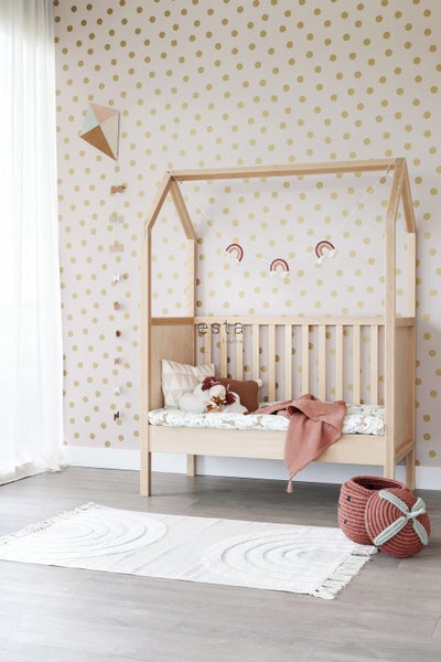 Kinderzimmer mit Hausbett, Teppich und dekorativen Elementen für eine gemütliche Atmosphäre