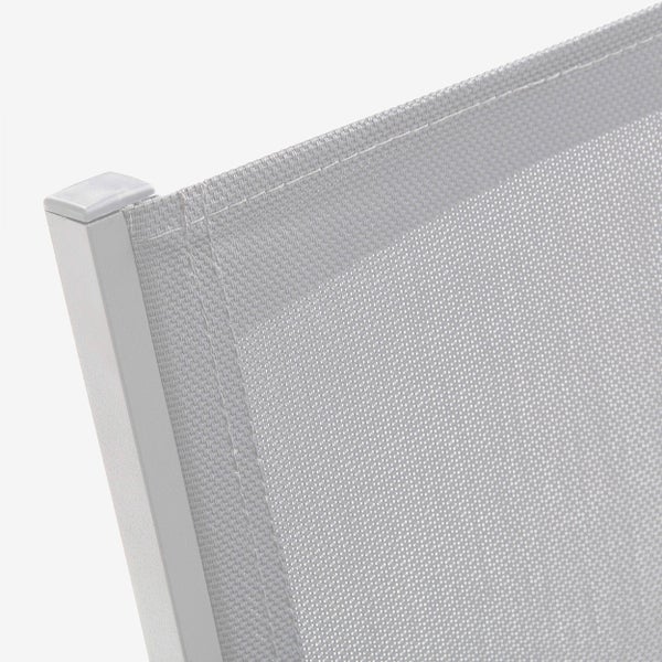 Nahaufnahme eines Gartenstuhls mit grauem Netzgewebe, gesteppten Kanten und hellgrauem Metallrahmen mit Kunststoffkappe.