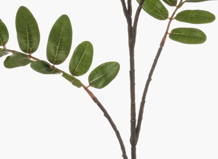 Künstlicher Zweig mit grünen ovalen Blättern und braunem Stiel.