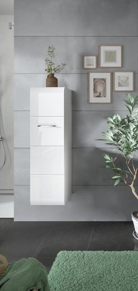 Wandhängender Hochschrank für das Badezimmer in Weiß Hochglanz mit vier Fronten und silbernem Griff in einem hellen, organisierten Badezimmer.