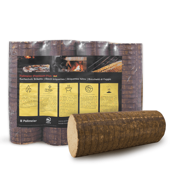 Pollmeier Premium Plus Buchenholz Briketts in Kunststoffverpackung mit einem einzelnen runden Brikett davor.