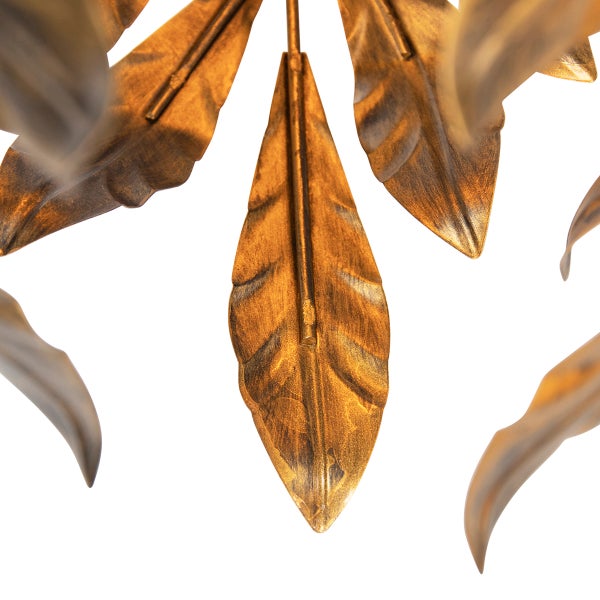 Nahaufnahme von dekorativen Blättern aus Metall