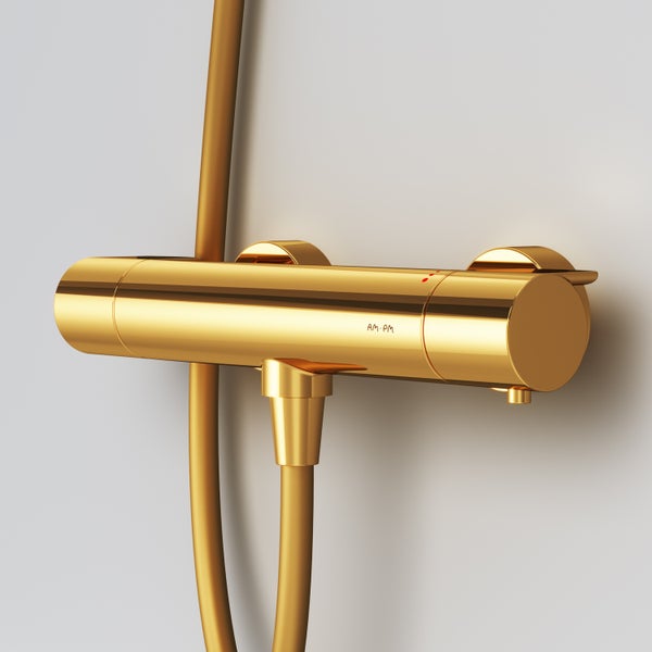 Goldene Duscharmatur mit Thermostat und Brauseschlauch in moderner zylindrischer Form von AM PM.