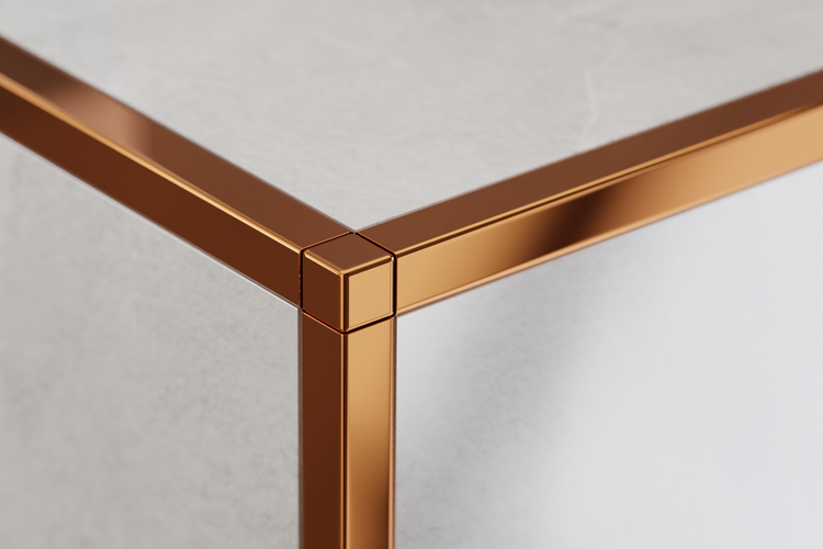 Detailansicht einer Ecke mit einer goldenen Metalleinfassung