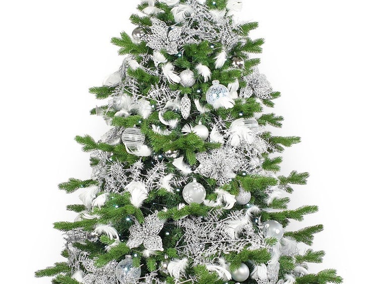 Festlich geschmückter Weihnachtsbaum mit Kugeln, Federn und glitzernden Sternen dekoriert.