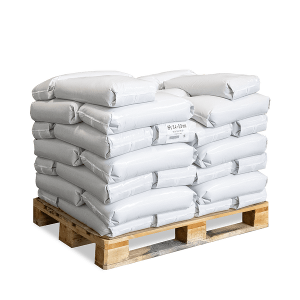 Mehrere weiße Säcke mit einer Körnung von 0,4 bis 0,8 Millimeter, ordentlich auf einer Holzpalette gestapelt.