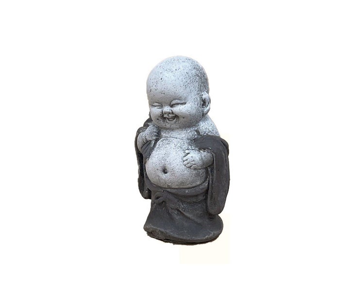 Gartenfigur Buddha aus Stein in lachender Pose als Dekoration für den Garten