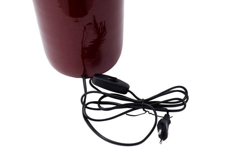 Zimmer mit Kleiderständer, Kleidung, Schuhen und floraler Tapete