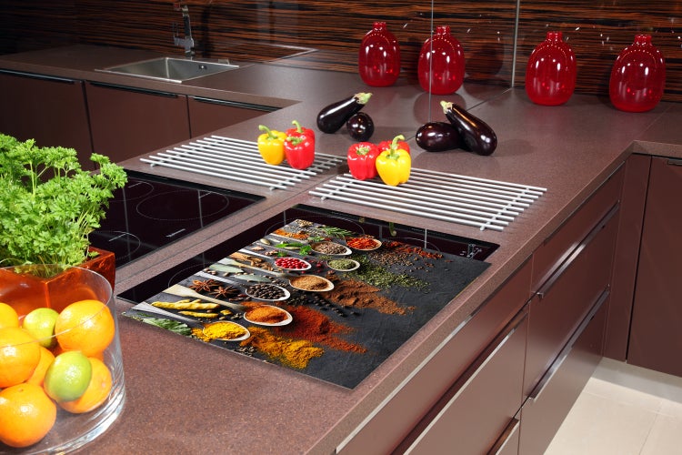 Küchenszene mit Kochfeld, Abdeckplatten und Dekoration