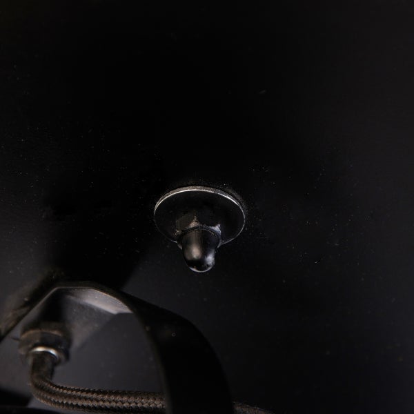 Detailansicht einer Deckenleuchte mit Baldachin und Kabel