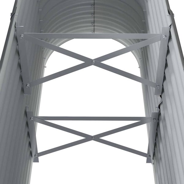 Innenansicht eines Hochbeets aus Metall mit stabilisierenden Querstreben.
