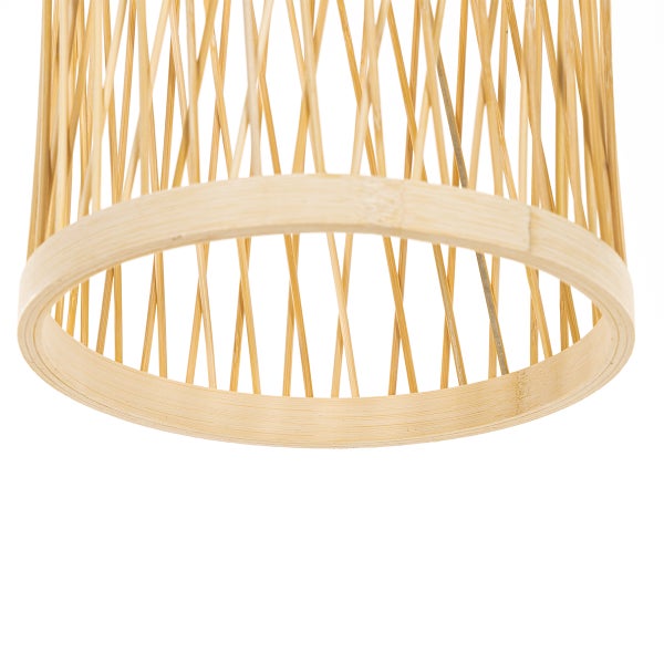 Nahaufnahme eines zylindrischen Lampenschirms aus natürlichem Bambus mit Gittermuster und rundem Holzring.
